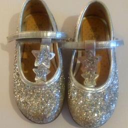 Silver, sparkly shoes
Size 9
Worn once

Collection only from Hythe Road