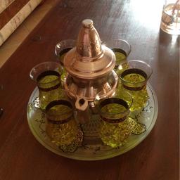 Vendo completo con vassoio co disegno mano di Fatima 6 bicchierini e teiera originali del Marocco nuovissimo