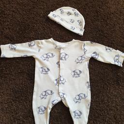 Unisex baby grow with matching hat in good condition. The hat is washed but unused.

For age 0-3 months old.

Washed in non-bio detergent and from a non-smoking pet free home.