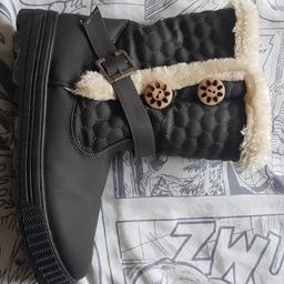 Size 4..boots warm and comfory.