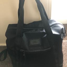 IM OPEN TO OFFERS‼️
Steve Madden hold-all bag perfect for a weekend away or a bag for the plane! Originally bought for 108 as shown. Only used once for a coach ride so it’s practically brand new!
Postage is available for an extra £5!!