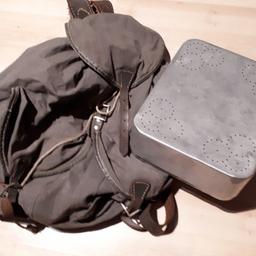 Verkaufe alten Rucksack mit Lederriemen ,dazu eine Brotdose!
Versandkosten 3,90Euro