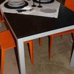 tavolo in legno scuro con struttura in metallo

dimensioni circa 120x80cm

fino a 6 persone