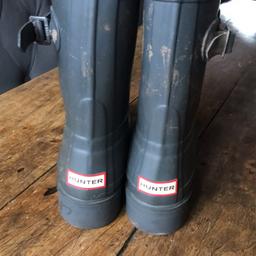 Size 7 but they fit quite small - I’m a 6 but these fit with room for thick socks ☺️
They have since been cleaned ready for collection!
They are calf height wellies
Worn twice