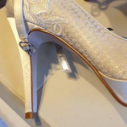 Brand new wedding shoes. Size 4 &1/2. 37.5.
Ankle strap and a pretty flower detail on them. Buyer to collect. Ivory colour.
