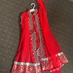 Rotes Kleid mit Silber Akzent
Für 3-6 jährige Mädchen