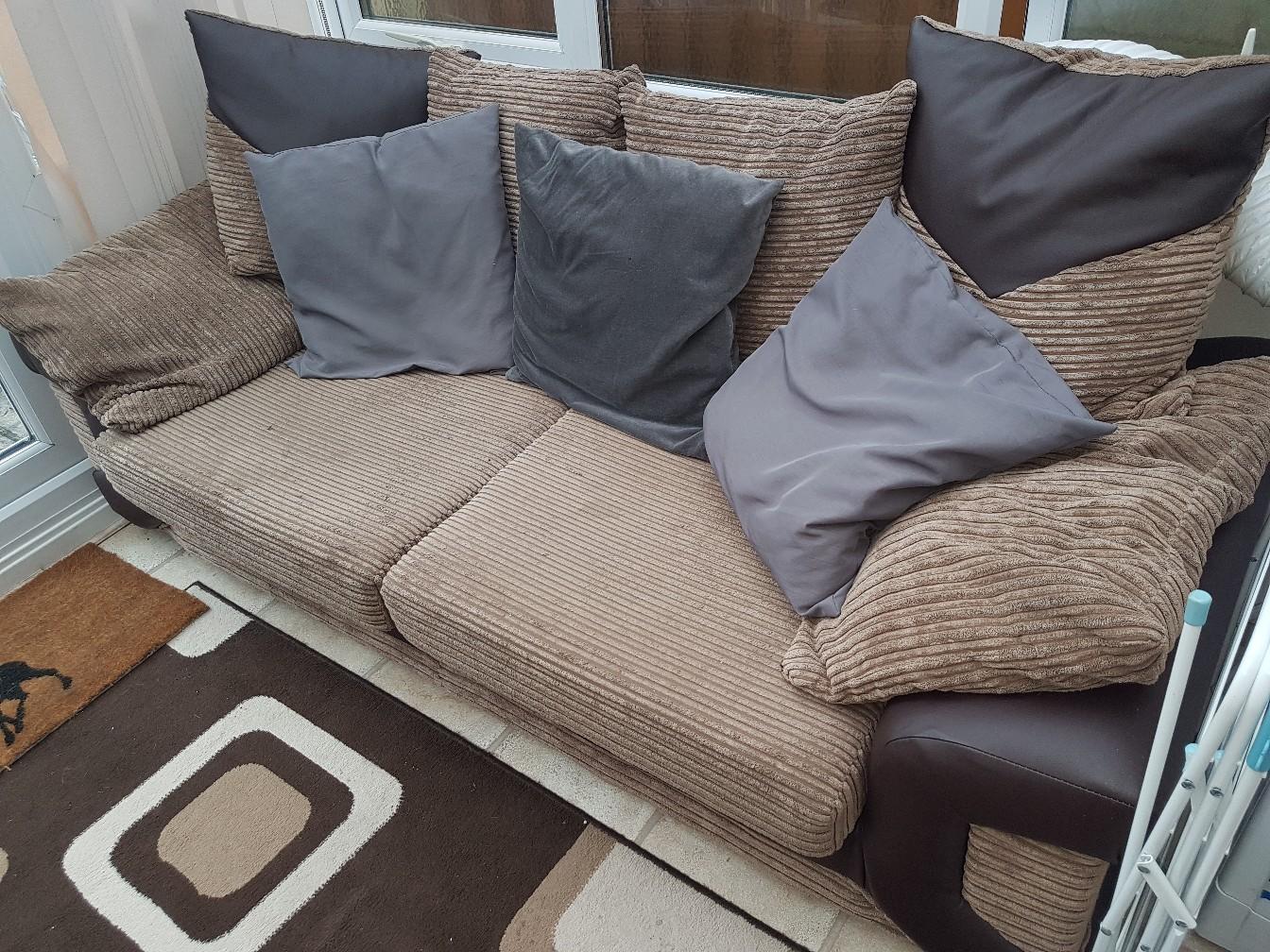 2 and 3 seater sofa in RM3 Havering für 250,00 £ zum Verkauf Shpock DE
