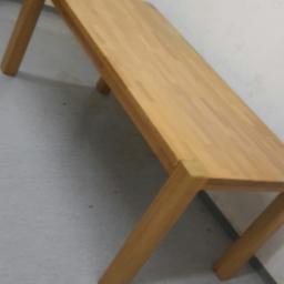 Massiver Holztisch mit Gebrauchsspuren.
Könnte nach Vereinbarung in der Stadt Salzburg zugestellt werden.