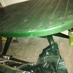 Gebrauchter Zustand
Grün
8Sessel
1grosser Tisch