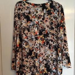 George size 24 100% polyester floral multi print long sleeve top with v neck
New Look size 24 cap sleeve 100% polyester top with rose floral print in black,white and salmon print. 36” in length.
Postage to be added
