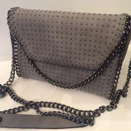 New not used
Gunmetal Studs and Chain
Zip inside
Postage extra 