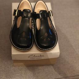 Brand new in box her worn black patent shoes infant 6.5f
RRP £34.00