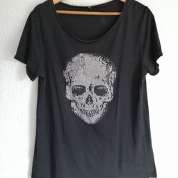 Totenkopf T-Shirt in Grösse XL von New Yorker.
In schwarz mit silbernen kleinen Nieten.

Getragen aber in einem gutem Zustand.

Kein Umtausch
Abholung oder Versand

Grüße Kiki