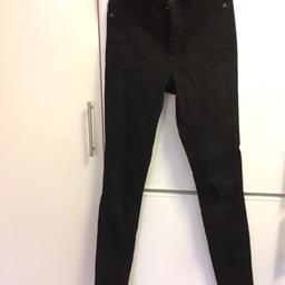 Svarta skinny jeans med hög midja. 
Aldrig använda. Passar ”små” S eller XS.
Köpta på Gina Tricot för 300:-
Modell: Molly

Hämtas vid Brommplan.