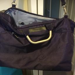 Nice weekend sized bag with plenty of zips and strap. In good condition