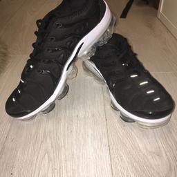 White/black
Size 10
Amazing condition only worn one time.
Open to reasonable offers.