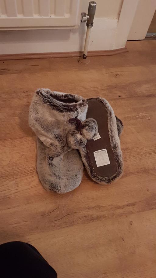  — ladies fluffy slippers