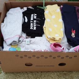 volle Schachtel mit Babymode für Mädchen ,bunt gemischt mit Hosen, Strampler, Bodys,  Schuhe usw ... gr 50,56,62 
keine Löcher oder Flecken 
Preis: 10 €