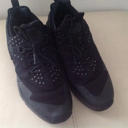 Nike Air shoes very good condition size (7.5)