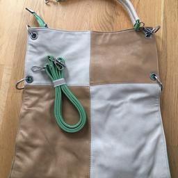 Verkaufe eine kaum genutzte Handtasche in beige/hellbraun mit hellgrünem Akzent. Leider ist der kurze Henkel defekt.
Der lange wurde nie benutzt.