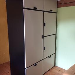 Schöner, gut erhaltener IKEA – Kleiderschrank.
1,20 × 2 × 0,55 m.