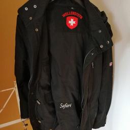 Ich verkaufe eine schwarze, wenig getragene Wellenstein-Jacke. Sie trägt die Bezeichnung "Safari". Die Jacke ist in einem super Zustand und hat die Größe XL