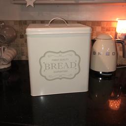 Xl bread bin 
Fits 2 loaves of bread in with room left
Purchased from M&S 
Paid £35
From a immaculate smoke and pet free home 
Collection near Laycock