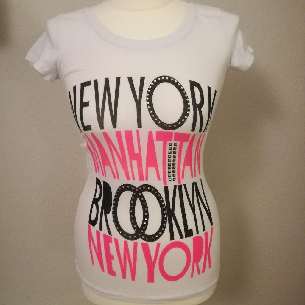 Du bist auf der Suche nach etwas Neuem? Dann habe ich hier ein schönes T-Shirt für den Sommer für dich!

Weißes, mit NYC Muster darauf, aus NYC, NEU!