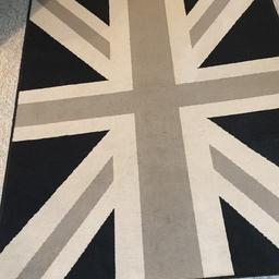 A black and grey union Jack rug measuring 120 x 160cm.
the rug is in used condition but it is still in good condition.
pick up snodland or I can deliever locally