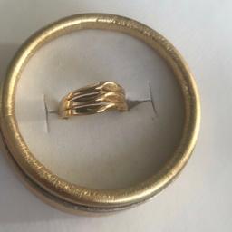 Kleiner Goldring ca 16 mm Durchmesser
aus echt Gold 18K, wiegt 2,26 Gramm