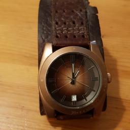 20 year old Fossil wristwatch, needs a new strap (Fossil has original replacement if you want) and a battery.
Very stilish watch as can be seen from the photos.