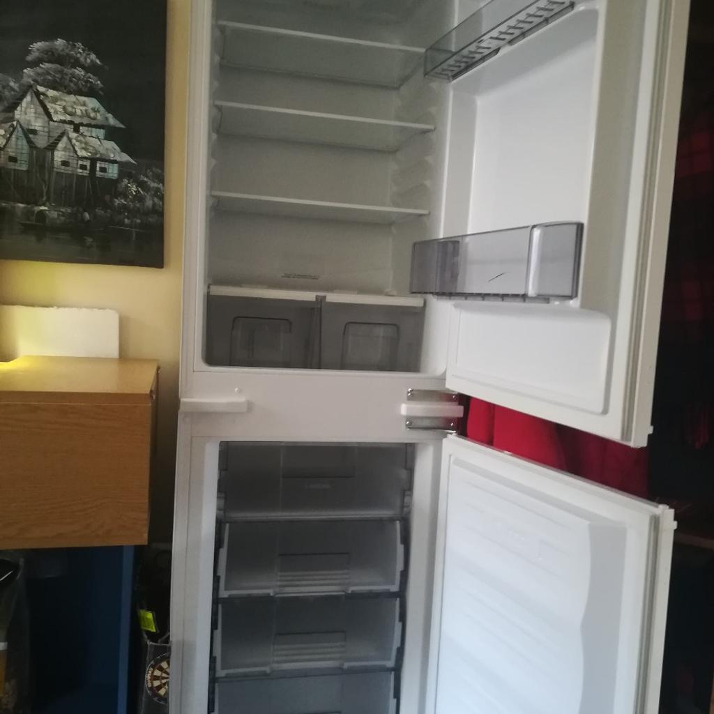 Howdens Lamona integrated fridge freezer in SY1 Shrewsbury for £50.00