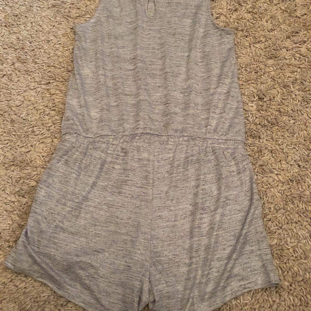 H&M jersey grey marl with silver lurex short playsuit
Soft jersey fabric
Keyhole back opening
Elasticated waist, 2 pockets on shorts
Bought but never been worn
Collection or please pay postage
