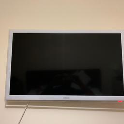 UE32F4510AKXXU TV WITH REMOTE CONTROL
Perfect condition with wall bracket.