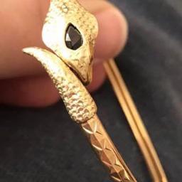 Vintage gold snake bangle garnet eyes & central head stone this item is in perfect condition 
A real nice vintage piece of jewellery 
Any questions please ask