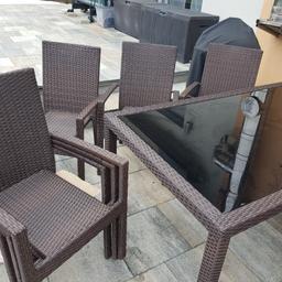 Verkaufe Rattangarnitur mit 6 Sesseln (sitzbezüge vorhanden)
Tisch mit Glas 90x160 cm
sofortige Abholung möglich 
sehr guter Zustand