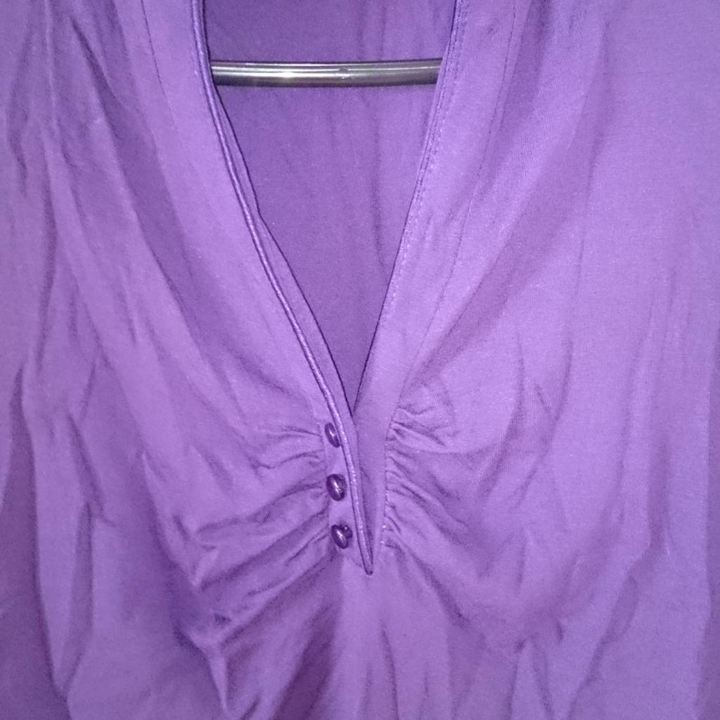Damen shirt / Bluse von orsay, Größe S, lila, gebraucht aber super Zustand, V Ausschnitt mit knöpfe
keine Gebrauchsspuren oder Flecken
kann in München Laim abgeholt werden oder Versand möglich