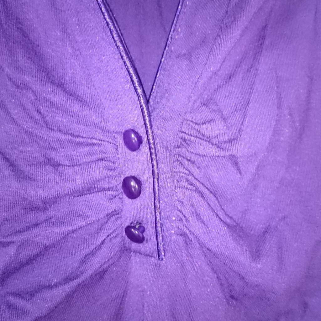Damen shirt / Bluse von orsay, Größe S, lila, gebraucht aber super Zustand, V Ausschnitt mit knöpfe
keine Gebrauchsspuren oder Flecken
kann in München Laim abgeholt werden oder Versand möglich
