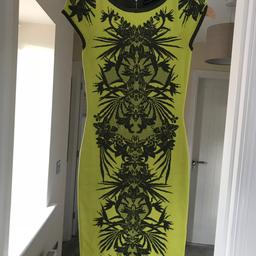 Flattering bodycon dress in yellow/green with tropical print.