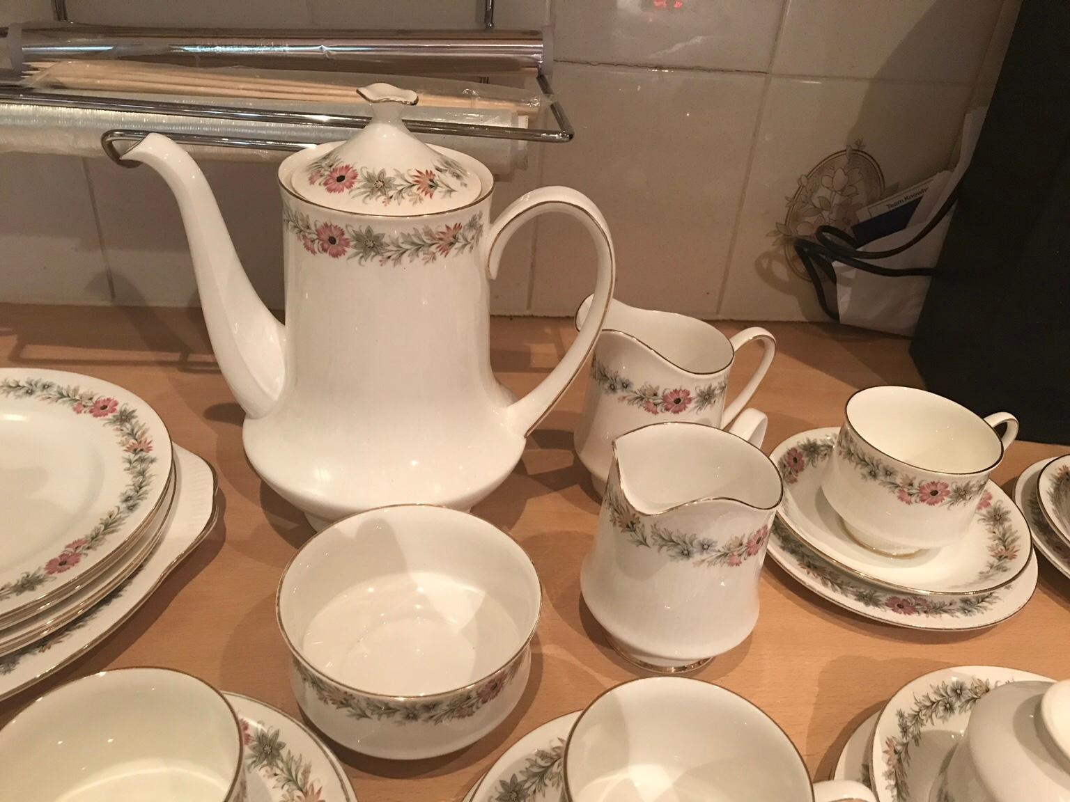 26 piece bone China PARAGON BELINDA tea pot s in Kirklees für 9,99