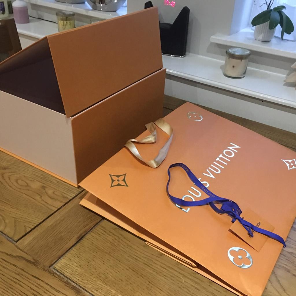 Louis vuitton magnetic gift card box/ ribbon/ bag
