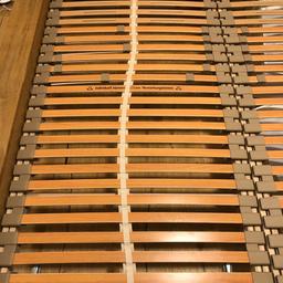Zuschlagen sonst ist es weg!Sehr gut erhaltenes Eiche Massiv Holz Bett mit Lattenrost zu verkaufen. Selbstabholung ab sofort.
Maße B/H/L 208/34/228
Für Matratzen geeignet in Größe 180 auf 200