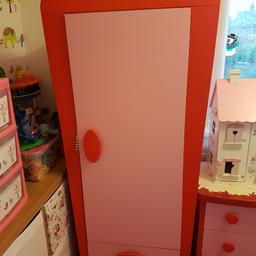 Large pink sparkle carpet (approx 2.9m x 4m) fits back room of L shape house. Could do with a clean in a few spots. Also 1 pink ikea drawers and 1 pink ikea wardrobe. Looking for £15 for the lot. Great for someone starting out. Can also thow in rlthe underlay
