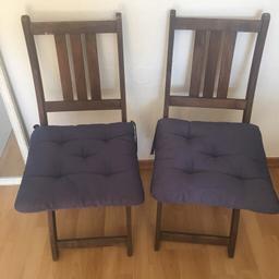 Ich verkaufe die beiden einfachen Gartenstühle aus dunklem Holz. Dazu gehören zwei blaue Kissen. Die Stühle lassen sich zusammenklappen. 
Keine Rücknahme und Gewährleistung. Bei Fragen gerne melden.