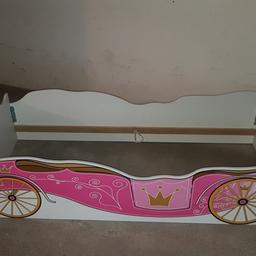 Hier verkaufe ich ein Kinderbett für Mädchen im Design "Kutsche". Das angebotene Bettgestell ist passend für einen Rost und Matratze in der Größe 90 x 200 cm.