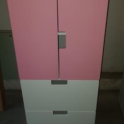 Hier verkaufe ich eine Kommode von Ikea. Es handelt sich um die Serie "Stuva". Die Front hat oben zwei Schranktüren und unten zwei Schubladen. Der Korpus ist weiß und die Front ist rosa.
Maße sind: 60 x 130 x 51 cm (B x H x T)