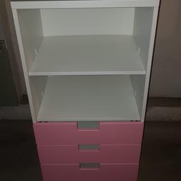 Hier verkaufe ich eine Kommode von Ikea. Es handelt sich um die Serie "Stuva". Der obere Teil besteht aus einem Regal mit einem Einlegeboden und am unteren Teil sind drei Schubladen. Der Korpus ist weiß und die Front der Schubladen ist rosa.
Maße sind: 60 x 130 x 51 cm (B x H x T)