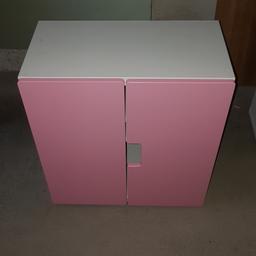 Hier verkaufe ich eine Kommode von Ikea. Es handelt sich um die Serie "Stuva". Der Korpus ist weiß und die Schranktüren sind rosa.
Der Korpus weist an der Oberseite Gebrauchsspuren auf (Bild).
Maße 60 x 65 x 32 cm (B x H x T)
