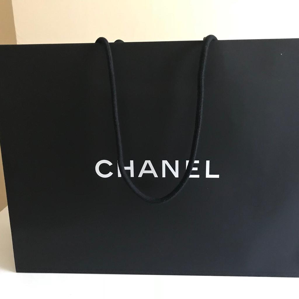 X2 Chanel store bag
Black & white
Medium/Large size.

Used once to bring a bag home. No longer need the store bags.

£5 each.

Collection. Postage at cost.

Email any qs.

Thanks