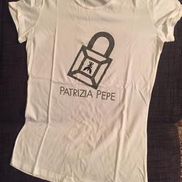 T-shirt Patrizia Pepe taglia1 (corrisponde ad una small). Utilizzata una sola volta... accetto paypal o bonifico